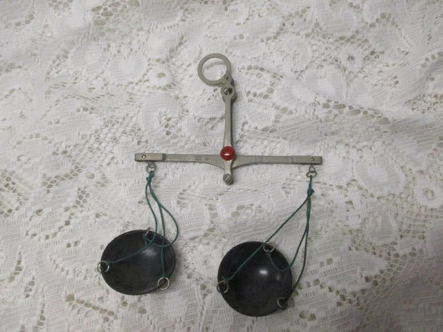 um 1935 Feinwaage mit Angabe : 5 g : Originalerhalt / Balkenlänge 12 cm