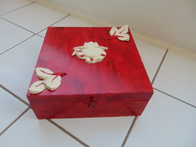 Grande Boite a Bijoux ou Thé Rouge en Bois avec Décoration Roses blanche Vintage