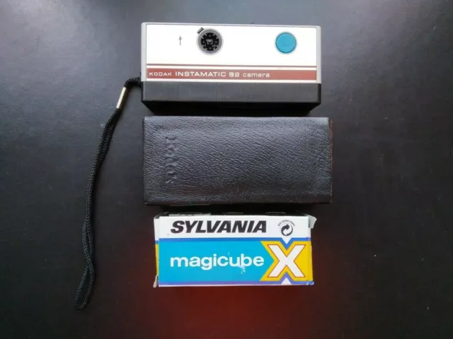appareil photo argentique Kodak instamatic 92 camera + 3 cubes flash neuf