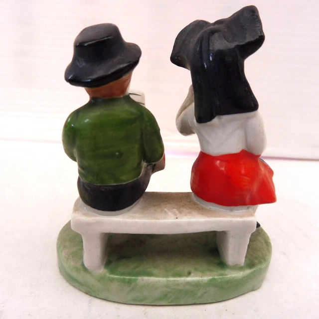 Statuette Miniature Porcelaine Couple D'alsaciens Sur Un Banc "Apres Le Mariage" 3