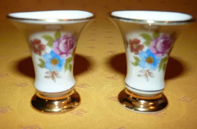 Deux anciens verres à liqueur en porcelaine de Limoges décor floral liséré or