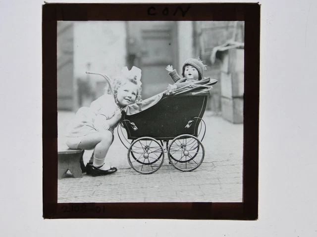 2 magische Laterne aus Glas - Mädchen mit Puppe im Kinderwagen