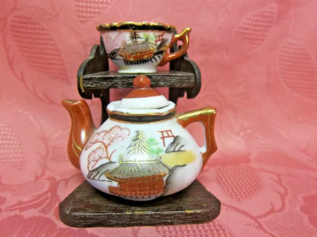 Miniatur Teekanne mit Tasse auf Holzregal Chinoiserie Porzellan Herford 31752