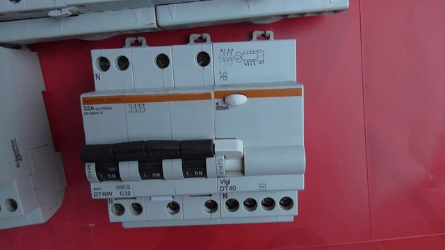 Disjoncteur Différentiel Merlin Gerin C60N – 300mA, 32A, Type ASI, Occasion Très Bon état