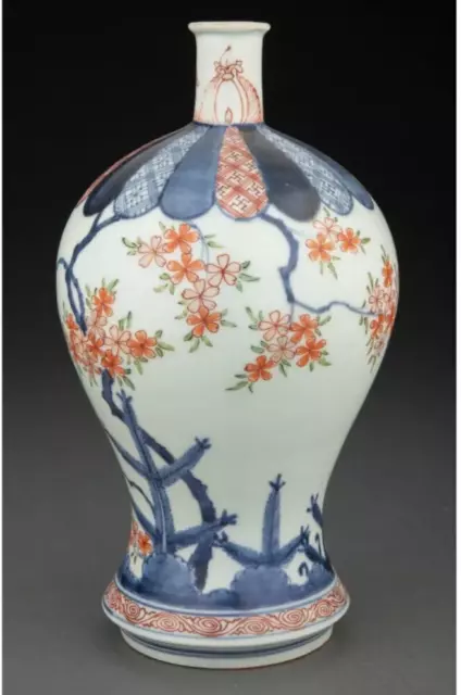 Japanese Imari 18th Century Bottle Vase  10 1/4 Inches in Height Edo Period