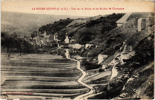 CPA La Roche Guyon vue sur la Route (1319445)