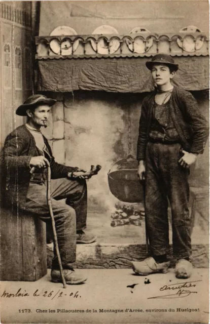 CPA Chez les Pillaoueres de la Montagne d'Arree FOLKLORE (731690)
