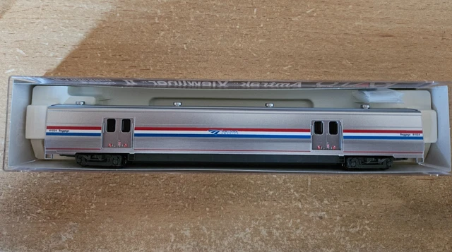 HO Viewliner II Baggage Car, Lighted - Ready To Run Amtrak 61058 Phase Iii Heritage Silver Blue White Red