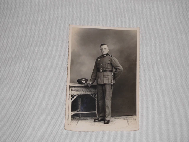 Portrait Foto Soldat 2 WK Orden Abzeichen Militaria Auszeichnung Dolch Uniform 