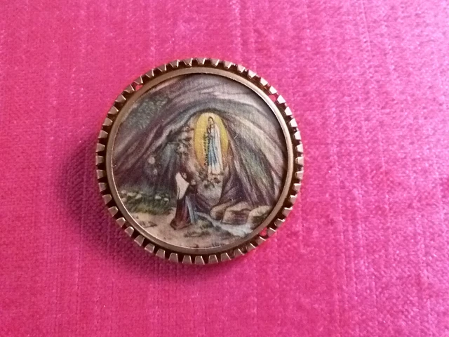 Broche Vintage Vierge Marie Et Bernadette, Grotte De Lourdes - Métal Argenté Terni, Occasion Avec Traces D'âge