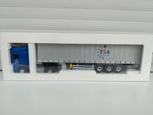 Plein Camion De Remorque De La DAF XF 105 Blancs Sur La Route Image stock éditorial - Image du