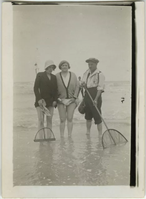 Photo Ancienne - Vintage Snapshot - Mer Plage Pêche Femme Sexy Mode Drôle - Sea