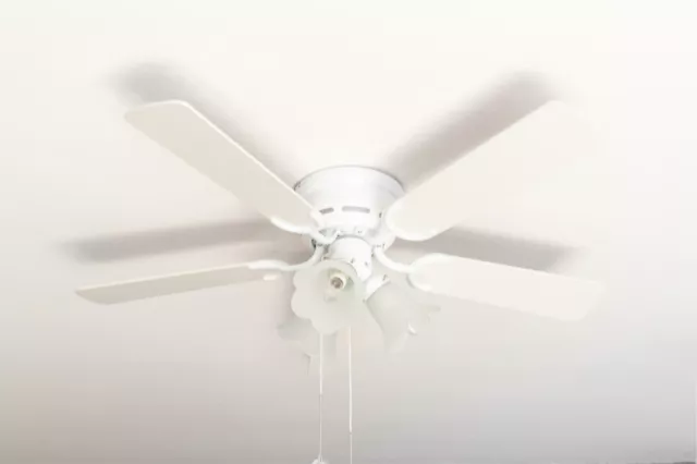 Plano Ventilador de Techo con Luz Kisa Deluxe Blanco 105CM Alas Blancas / Arce