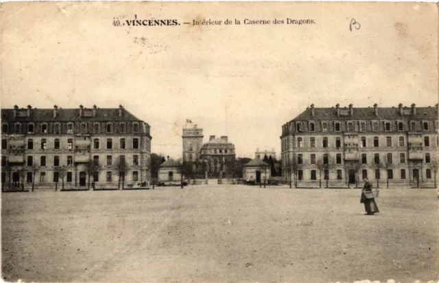 CPA VINCENNES - Intérieur de la Caserne-des-Dragues (519720)