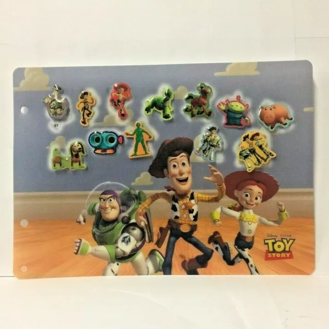 Lot de 12 Pin' s Disney avec planche - TOY STORY