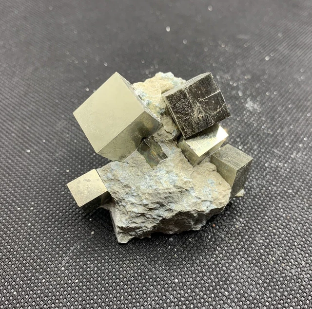 Minerali ** Pirite - Navajun, Spagna (P9) 5cm x 5cm x 4cm.