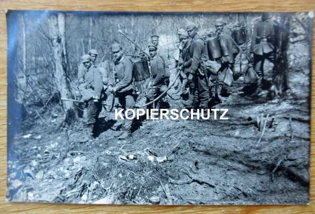 Altes Foto deutsche Soldaten mit Flammenwerfer gehen zur Stellung / 1. WK *