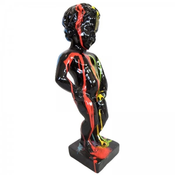Statue en résine multicolore fond noir le célèbre Manneken-Pis 45 cm H
