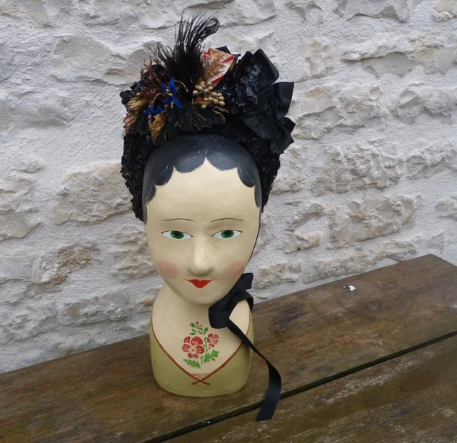 Customisation d'un chapeau de paille pour un aspect romantique et