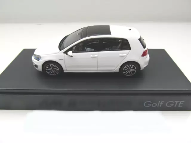 + VOLKSWAGEN VW Golf 7 GTE Modellauto Spark in 1:43 5G1.099.300. C9A  weiss  NEU 2