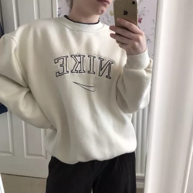 Cream vintage nike 2025 jumper