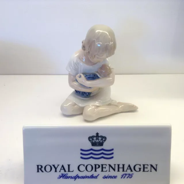 Royal Copenhagen Figurine no.1938 - Ragazza Con Bambola - Royal Copenhagen