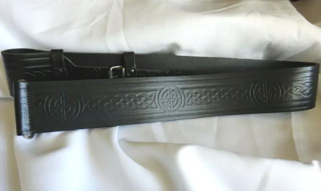 Cintura kilt in pelle nera nodo celtico scudo claddagh taglia 32 di Glen esk pelle