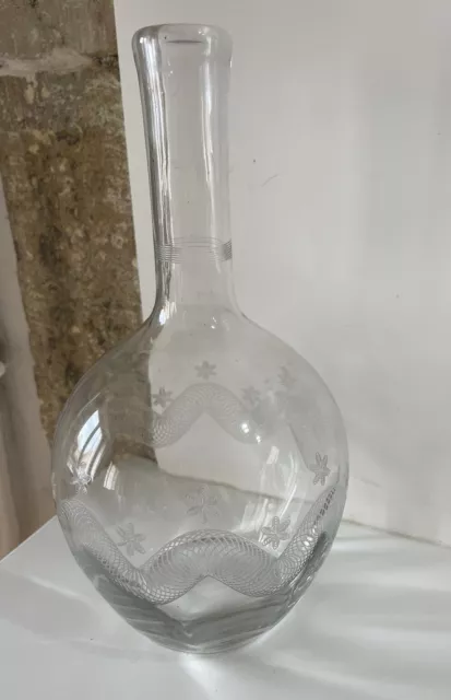 carafe ancienne en verre gravé avec étoiles collectiion deco