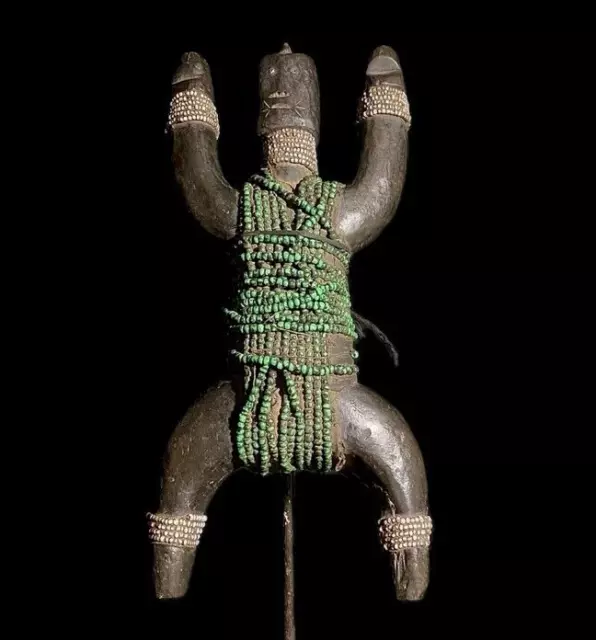 Afrikanisch Die aus Kamerun stammende Namji-Puppe ist ein Symbol der...