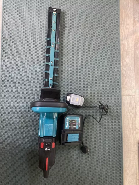Makita DUH502Z 18V Cordless Hedge Trimmer 5ah battery and charger.