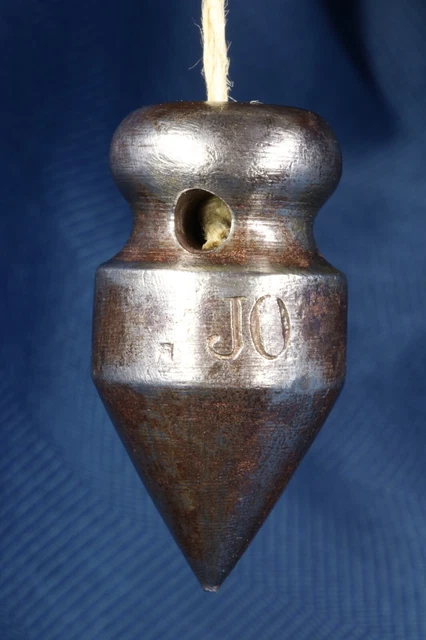 Perico plomada con anagrama. JO. Hierro. S.XIX. Perico plumb bob with anagram.