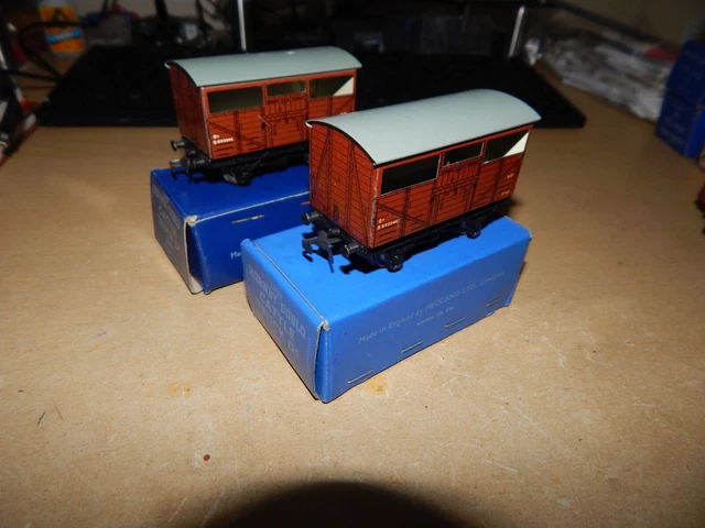 2 x HORNBY DUBLO 32020 Cattle Trucks D1 (B.R.) Boxed