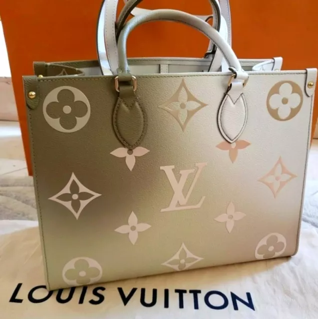 Louis Vuitton Beige Pillow Monogram Puffer Onthego GM Tote ref.415197 -  Joli Closet