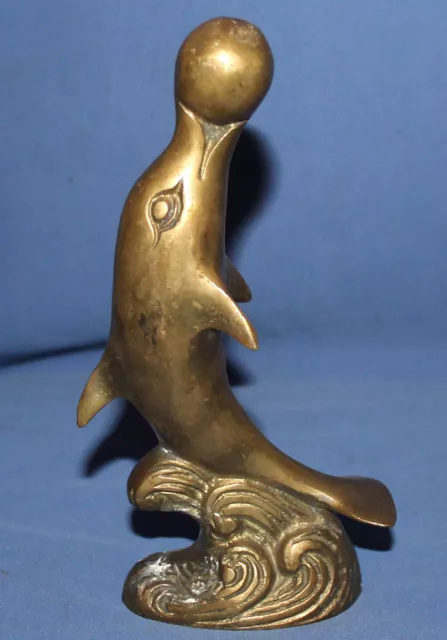 Jeu de dauphin en laiton vintage fait à la main avec statuette de balle