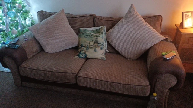 3 seater sofa and cuddle chair 2025