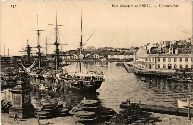 CPA AK Port Militaire de Brest L'Avant-Port SHIPS (755168)