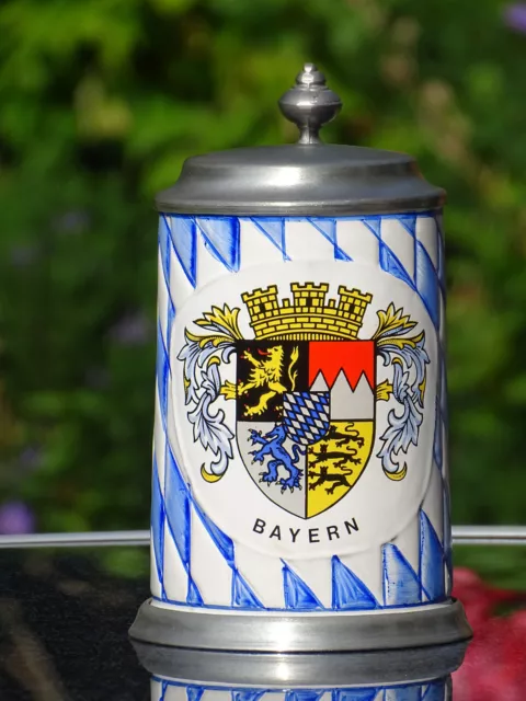 Bierkrug m. echtem Zinndeckel u. -bodenrand,Keramik,weiß-blau, Bay. Staatswappen