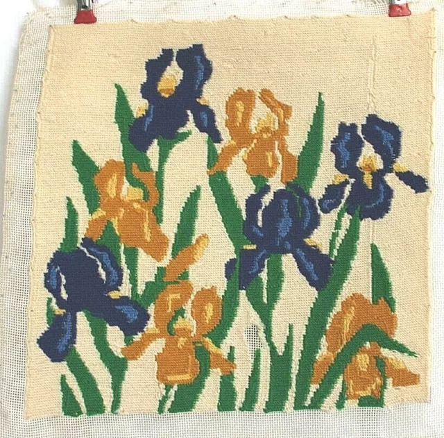 Proyecto pinchado con aguja con flor de iris de oro púrpura vintage de 14"" x 14