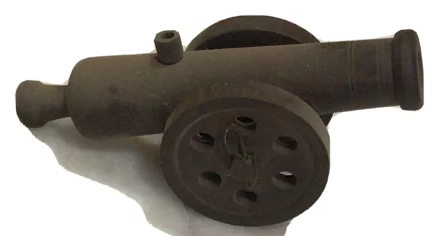 Modello di cannone antico di piccole dimensioni e pesante