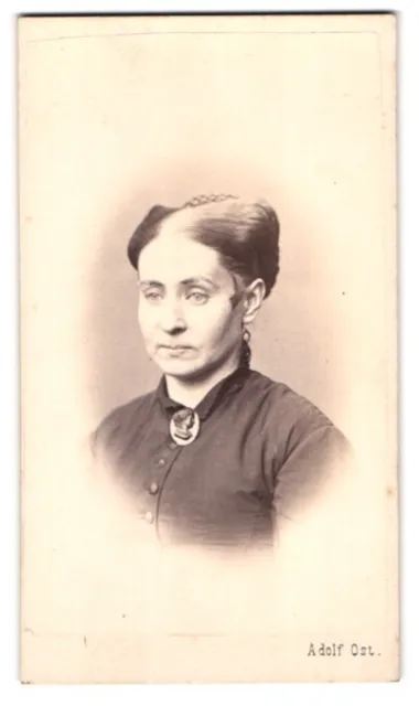 Fotografie Adolf Ost, Wien, Strauchgasse 1, Portrait ältere Dame im Kleid mit B
