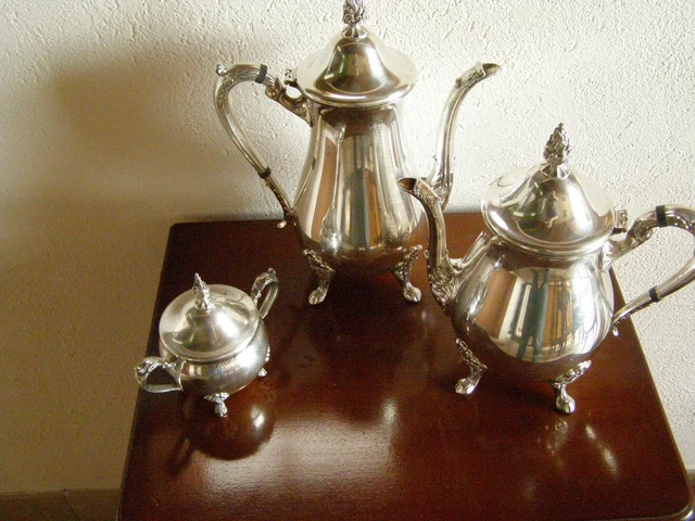 Tres Bel Ensemble A The Et A Cafe Vines Silver Plate