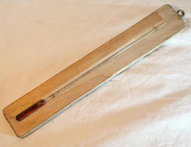 Thermomètre à échelle Celsius Et Fahrenheit En Bois Isolé Sur Fond