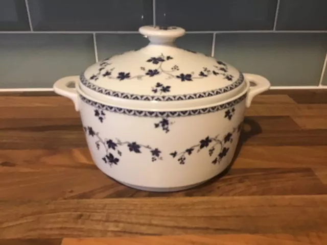 Royal Doulton Yorktown Fine Oven China Lidded Cassrole Dish. Excellent Condition