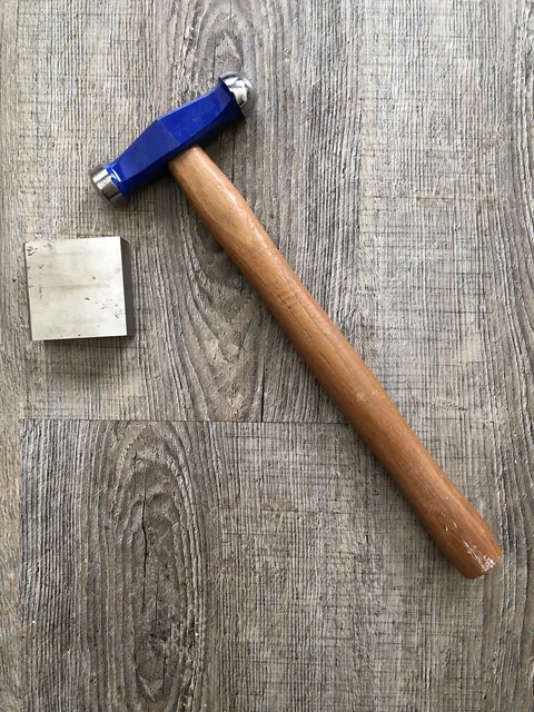 Goldschmiedehammer und Edelstahlblock