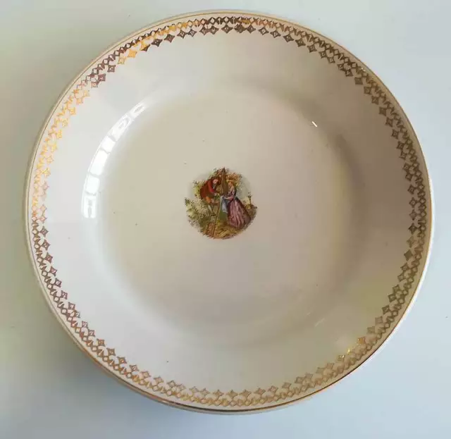 Antiguo plato llano de porcelana china opaca de La Ibero Tanagra de Santander