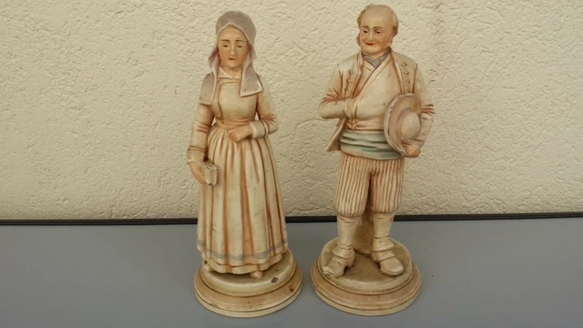 Couple d’anciens personnages de la bourgeoisie en faïence à identifier. 22 cm.