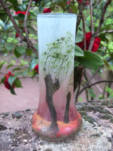 Charmant petit vase en verre soufflé émaillé d'un paysage naturel signé Legras