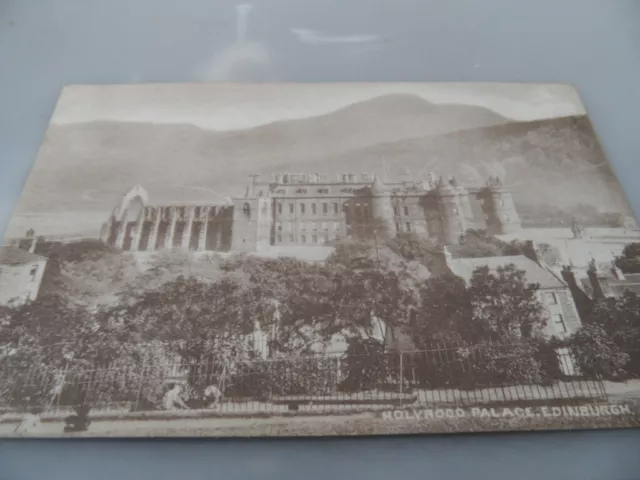 Edinburgh Holyrood Palace   POSTCARD VINTAGE GOOD CONDITION