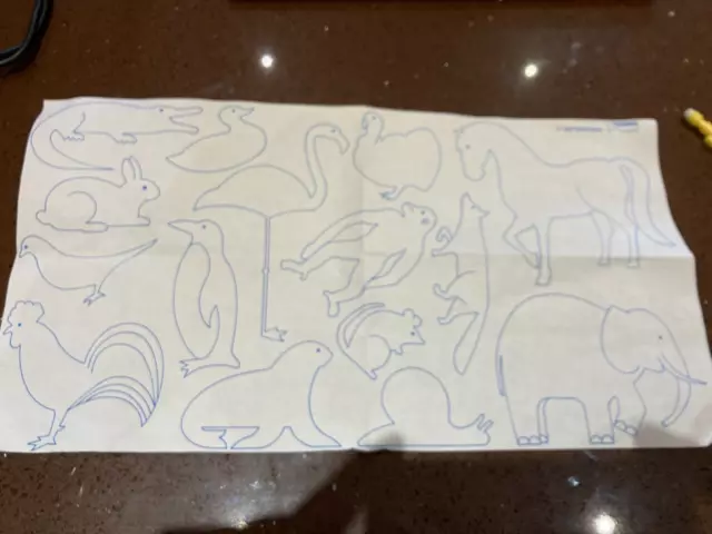 Hoja de diseño de rastro de animales y alfabetos, bordado de punto de cruz de costura, en muy buen estado