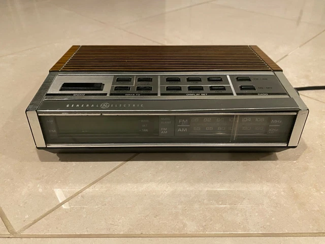 VINTAGE GE DIGITAL ALARM CLOCK RADIO 7-4652A Walnut Grain Working Clean